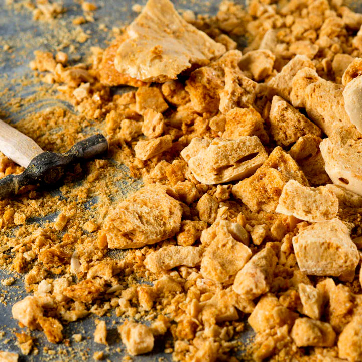 Fresh honeycomb piece from New Farm, 100g, showcasing golden honey-filled hexagonal cells on a white background.