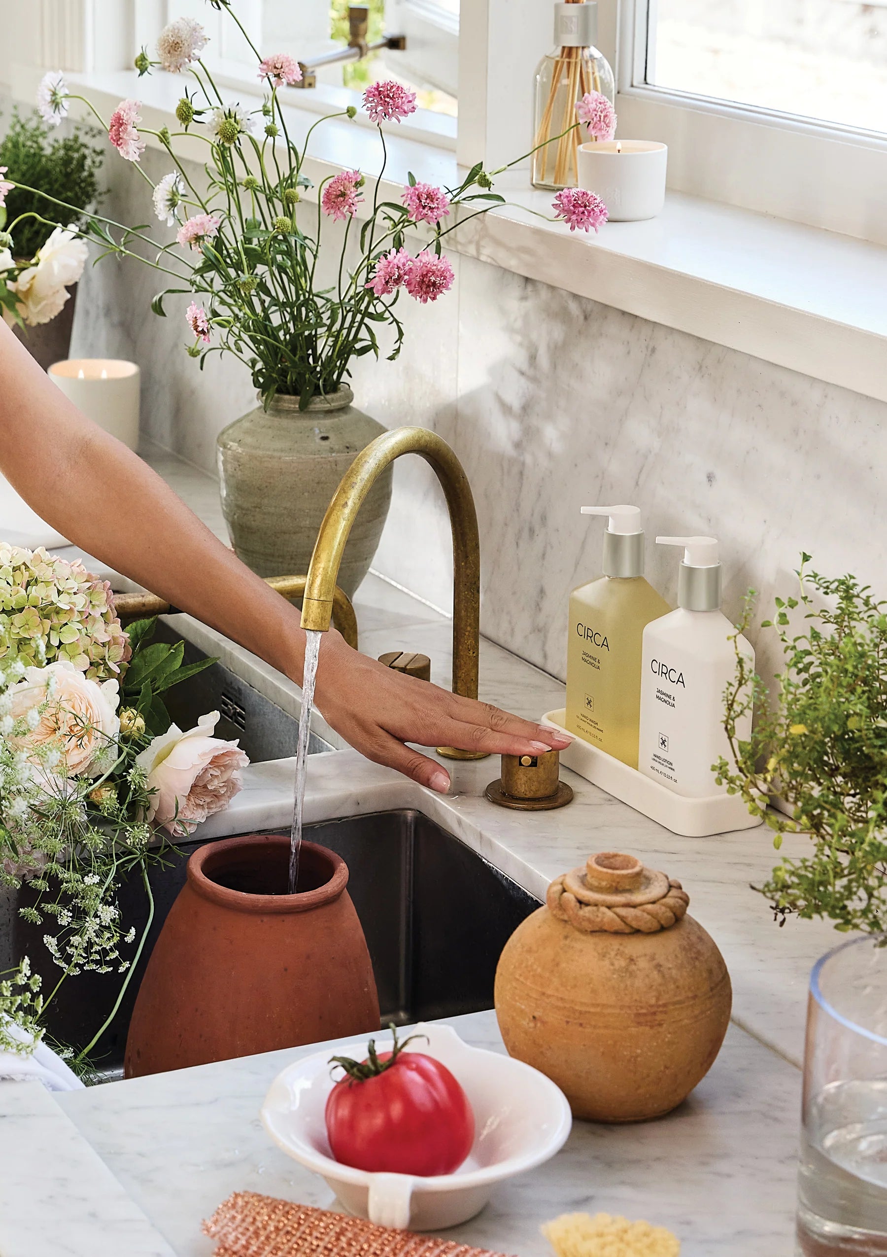 CIrca Jasmine & Magnolia hand wash bottle with 450ml capacity, featuring floral label and elegant packaging.